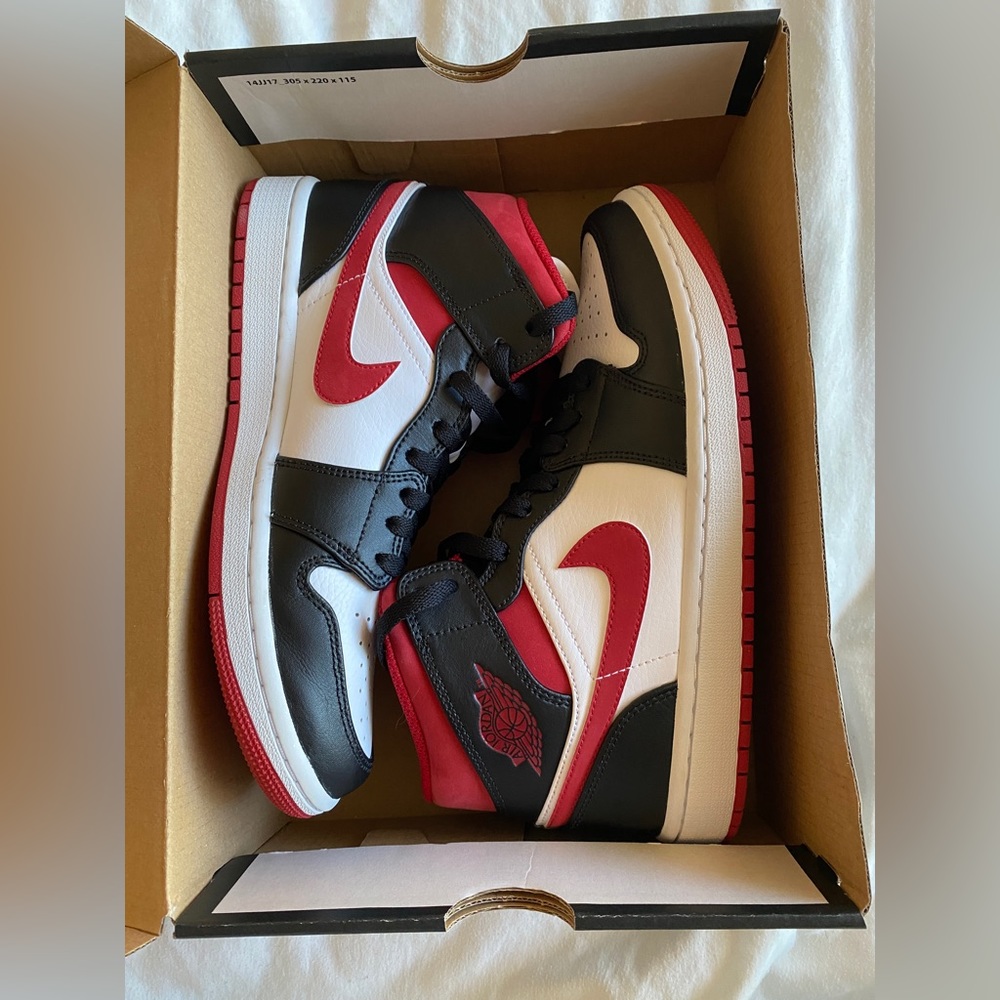 Air Jordan 1 Mid 'Black Gym Red' 554724-122